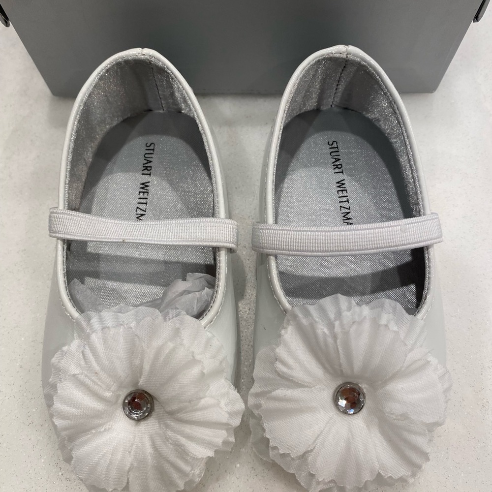 Stuart Weitzman
Baby Bud
White 
Size 3
Excellent Condition